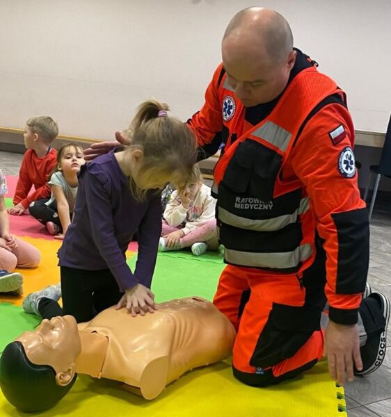 Misie biorą udział w zajęciach edukacyjnych z ratownikiem medycznym.