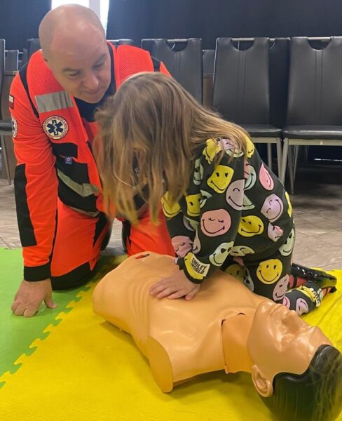 Misie biorą udział w zajęciach edukacyjnych z ratownikiem medycznym.