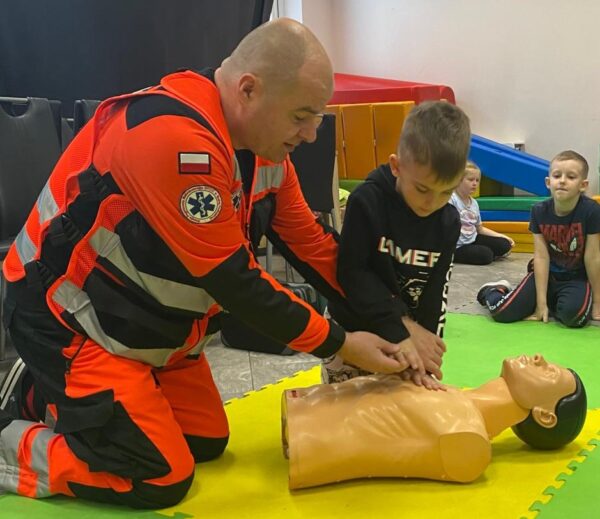 Misie biorą udział w zajęciach edukacyjnych z ratownikiem medycznym.