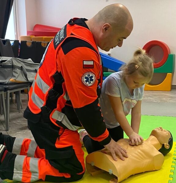 Misie biorą udział w zajęciach edukacyjnych z ratownikiem medycznym.