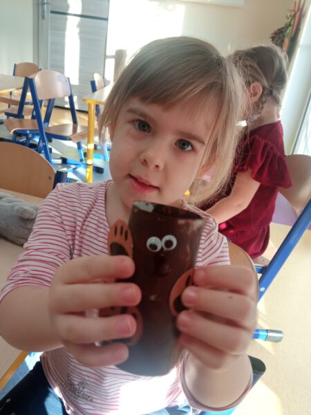 Przedszkolaki pokazują swoje dzieła