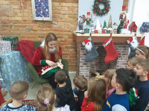 Misie biorą czynny udział w zabawach z elfem i Świętym Mikołajem.