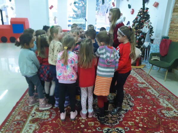 Misie biorą czynny udział w zabawach z elfem i Świętym Mikołajem.