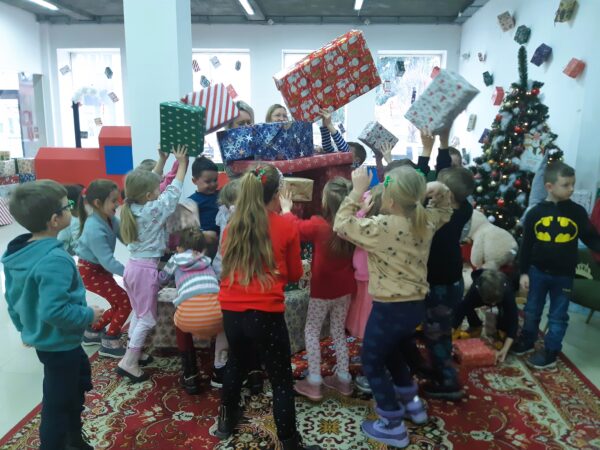 Misie biorą czynny udział w zabawach z elfem i Świętym Mikołajem.