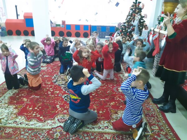 Misie biorą czynny udział w zabawach z elfem i Świętym Mikołajem.