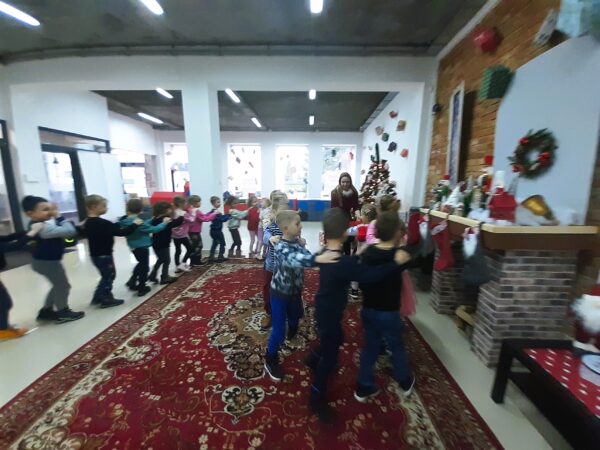 Misie biorą czynny udział w zabawach z elfem i Świętym Mikołajem.