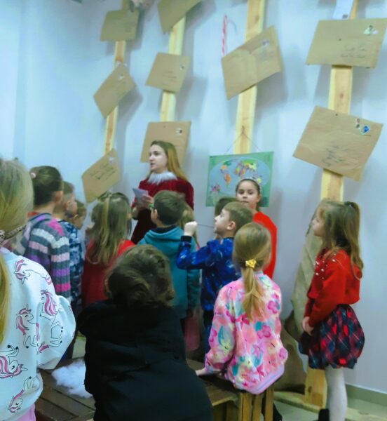 Misie biorą czynny udział w zabawach z elfem i Świętym Mikołajem.