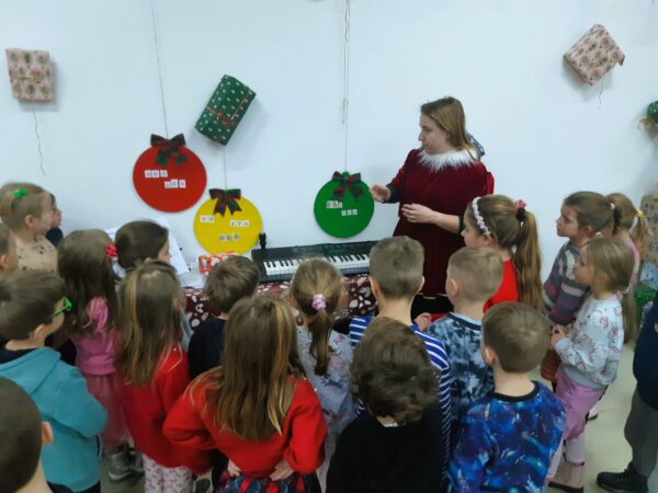 Misie biorą czynny udział w zabawach z elfem i Świętym Mikołajem.