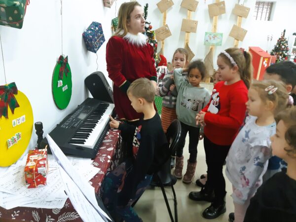 Misie biorą czynny udział w zabawach z elfem i Świętym Mikołajem.