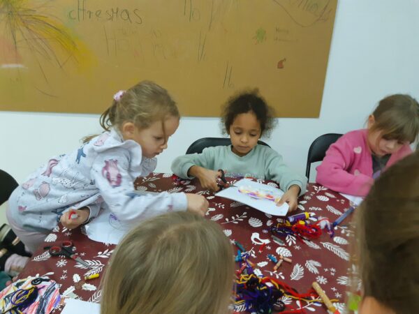 Misie biorą czynny udział w zabawach z elfem i Świętym Mikołajem.