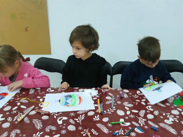 Misie biorą czynny udział w zabawach z elfem i Świętym Mikołajem.