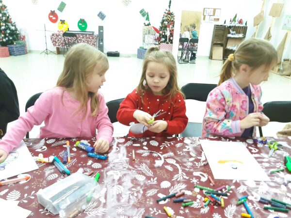 Misie biorą czynny udział w zabawach z elfem i Świętym Mikołajem.