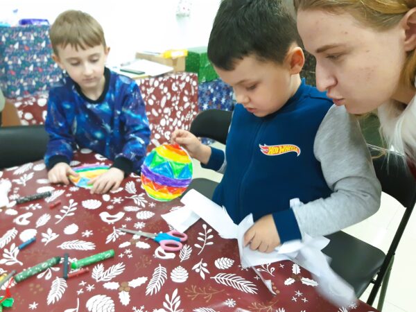 Misie biorą czynny udział w zabawach z elfem i Świętym Mikołajem.