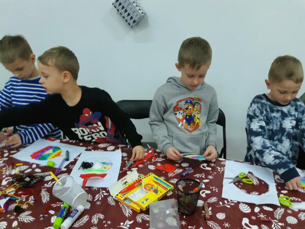 Misie biorą czynny udział w zabawach z elfem i Świętym Mikołajem.