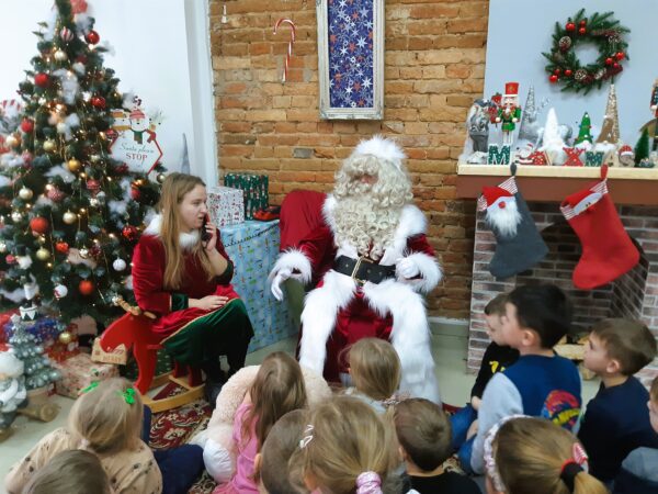 Misie biorą czynny udział w zabawach z elfem i Świętym Mikołajem.