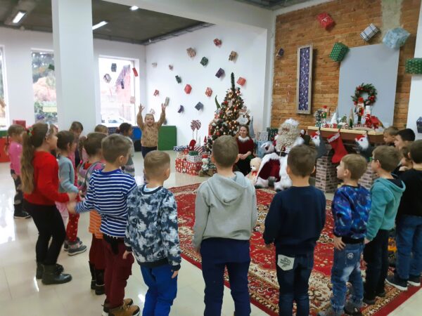 Misie biorą czynny udział w zabawach z elfem i Świętym Mikołajem.