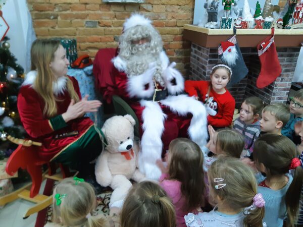 Misie biorą czynny udział w zabawach z elfem i Świętym Mikołajem.