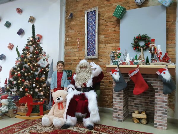 Pamiątkowe zdjęcie Gabrysi z wioski Świętego Mikołaja.