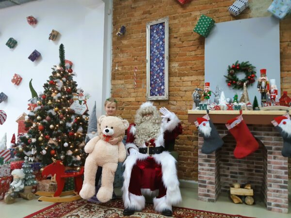 Pamiątkowe zdjęcie Kornelki z wioski Świętego Mikołaja.