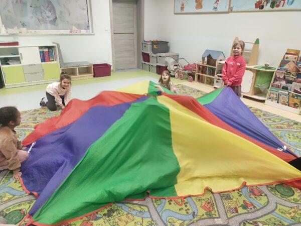 Dziewczynki przygotowały relaksacyjny namiot dla swoich kolegów