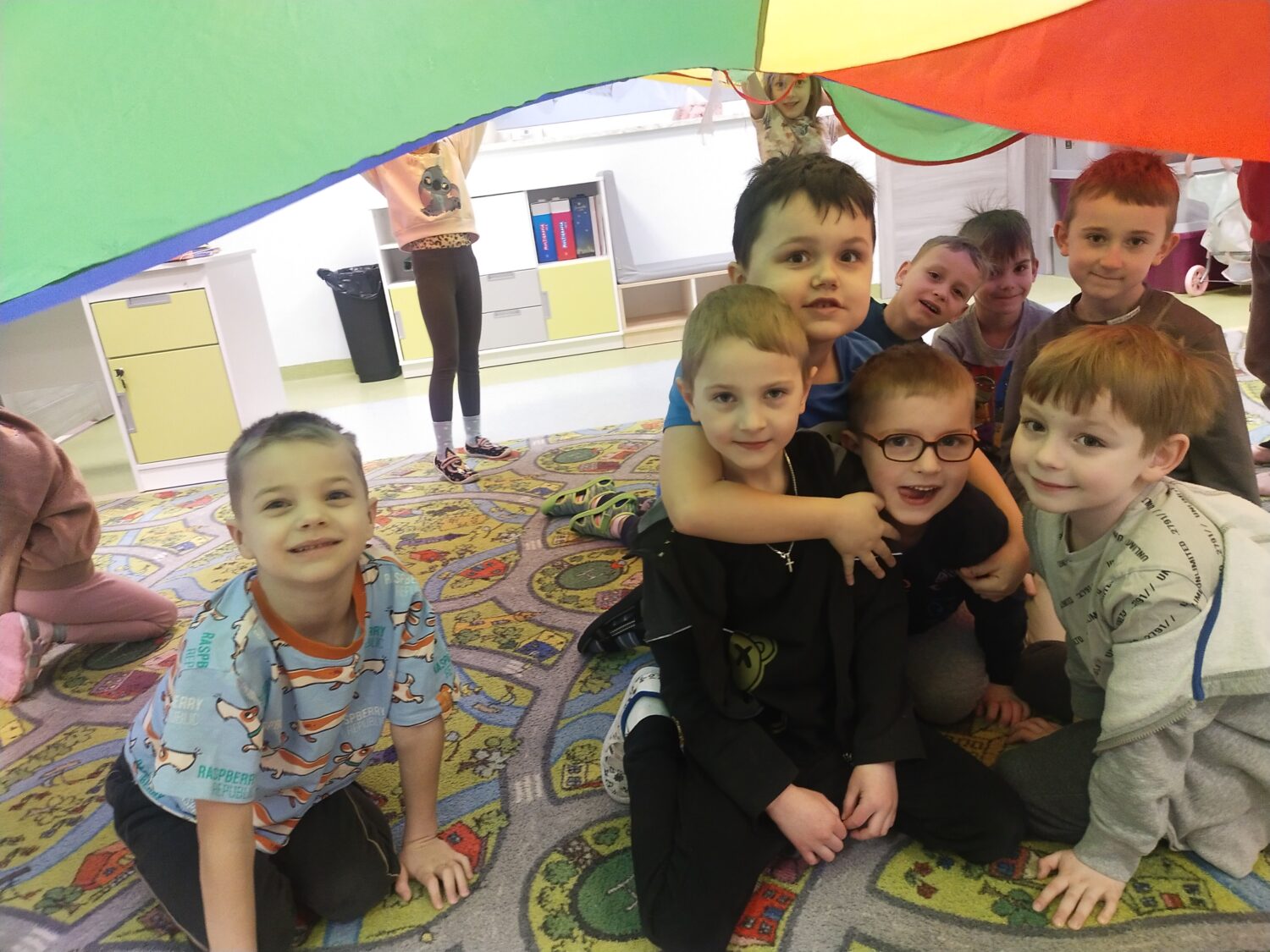 Misiowe chłopaki chętnie się razem bawią pod kolorową chustą