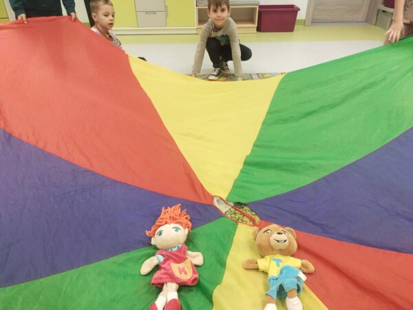 Staramy się utrzymać Keri i Toma na chuście