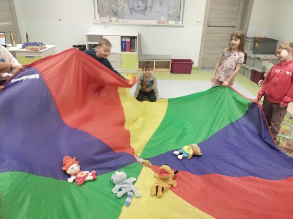 Do wspólnej zabawy z Tomem i Keri dołączają pies i kot.