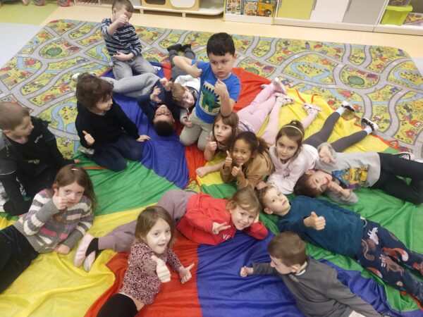 Odpoczywamy na chuście po wesołej i dynamicznej zabawie