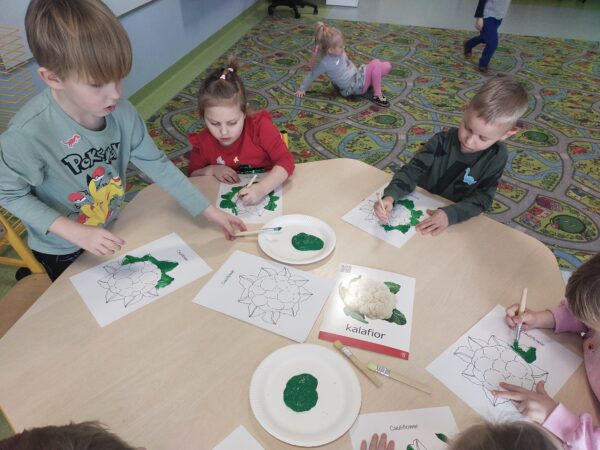 Malujemy listki kalafiora zieloną farbą