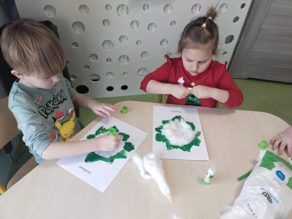 Środek kalafiora wypełniamy dokładnie watą