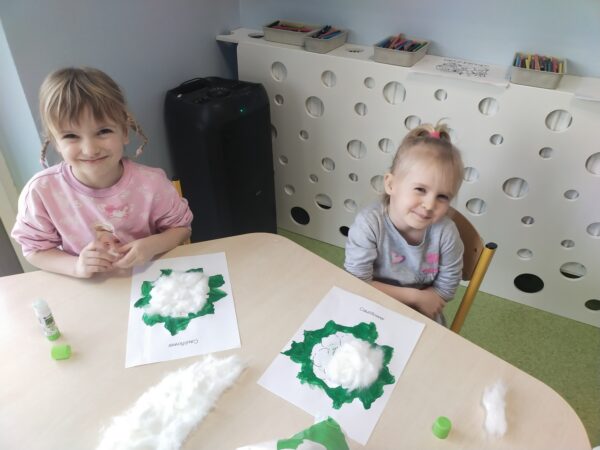 Dziewczynki z zadowoleniem prezentują efekty swojej pracy