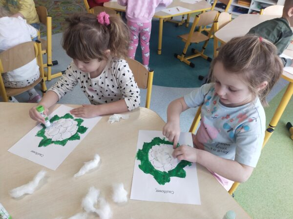 Marysia i Matylda przyklejają watę