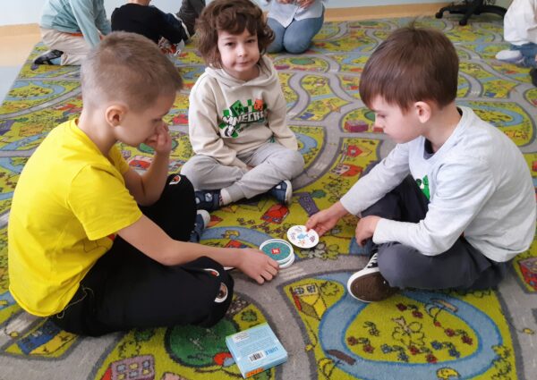 Misie biorą aktywny udział w obchodach Dnia Puzzli i Gier Planszowych we współpracy z Biblioteką Pedagogiczną.