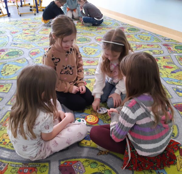 Misie biorą aktywny udział w obchodach Dnia Puzzli i Gier Planszowych we współpracy z Biblioteką Pedagogiczną.