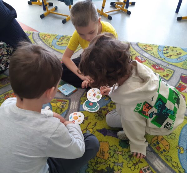 Misie biorą aktywny udział w obchodach Dnia Puzzli i Gier Planszowych we współpracy z Biblioteką Pedagogiczną.