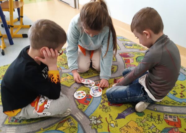 Misie biorą aktywny udział w obchodach Dnia Puzzli i Gier Planszowych we współpracy z Biblioteką Pedagogiczną.