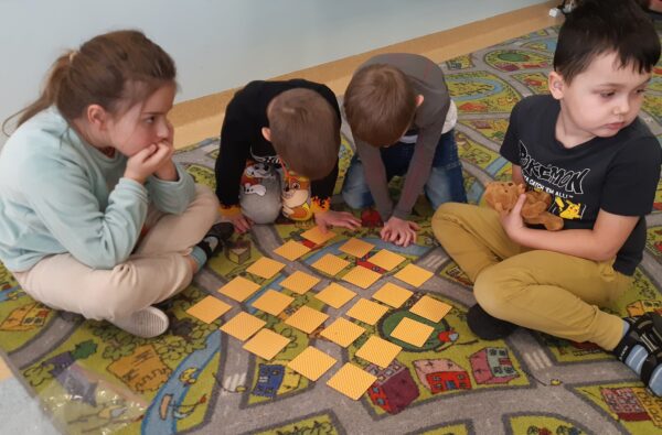 Misie biorą aktywny udział w obchodach Dnia Puzzli i Gier Planszowych we współpracy z Biblioteką Pedagogiczną.