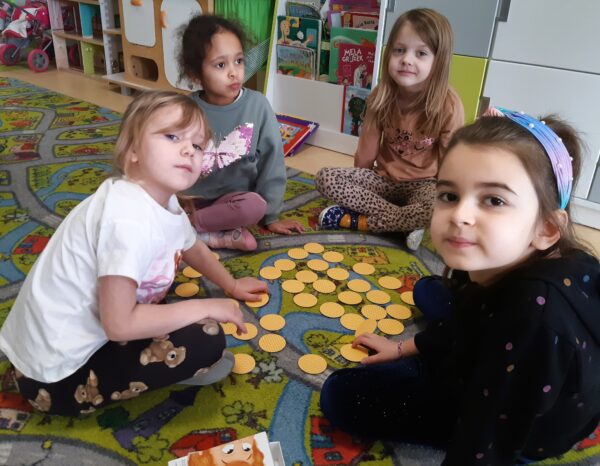 Misie biorą aktywny udział w obchodach Dnia Puzzli i Gier Planszowych we współpracy z Biblioteką Pedagogiczną.