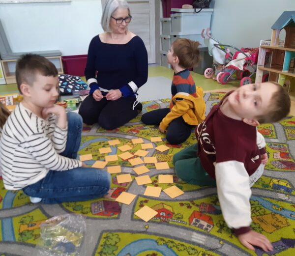 Misie biorą aktywny udział w obchodach Dnia Puzzli i Gier Planszowych we współpracy z Biblioteką Pedagogiczną.