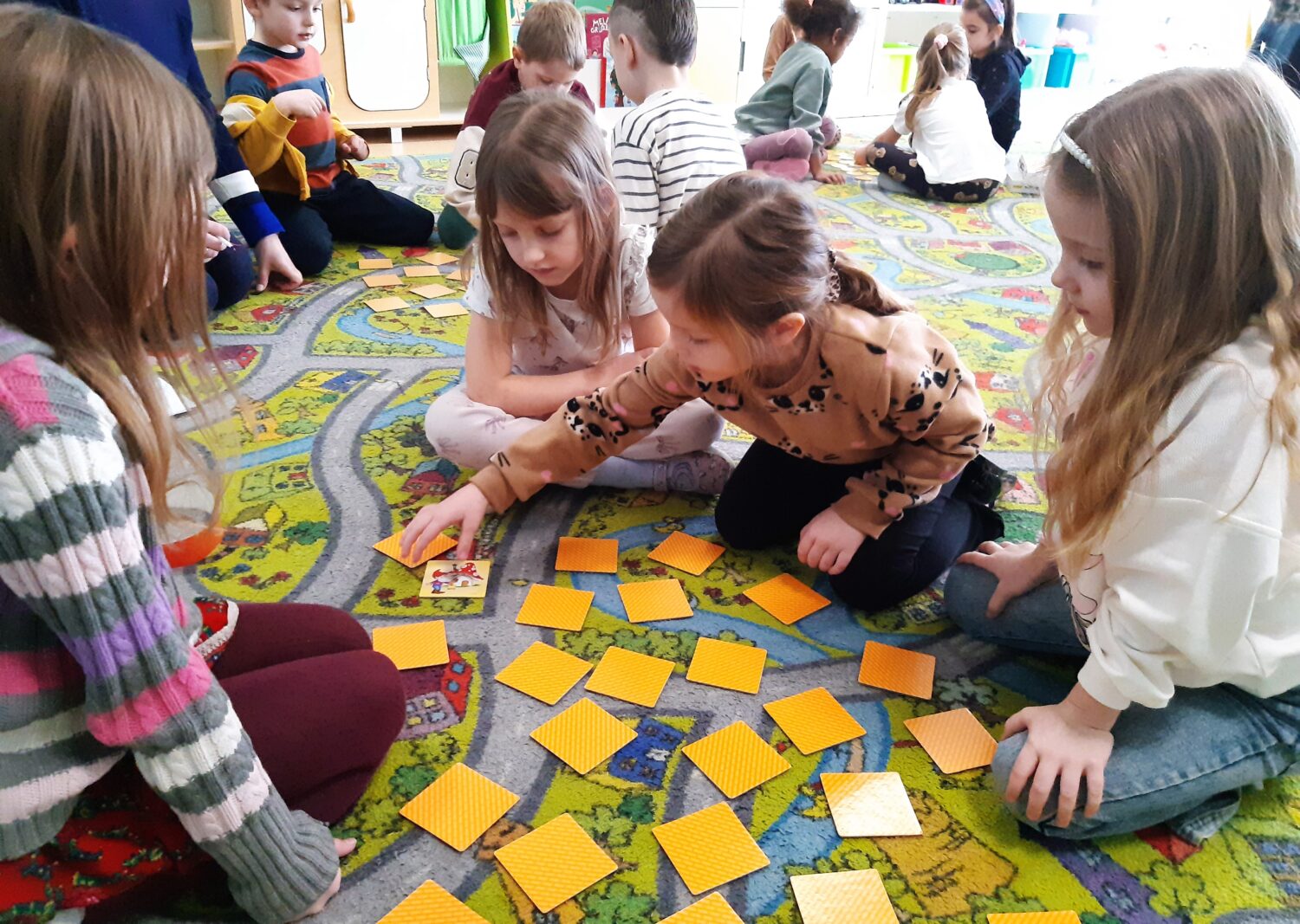 Misie biorą aktywny udział w obchodach Dnia Puzzli i Gier Planszowych we współpracy z Biblioteką Pedagogiczną.