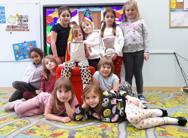 Pamiątkowe zdjęcie Karolci z dziewczynkami.