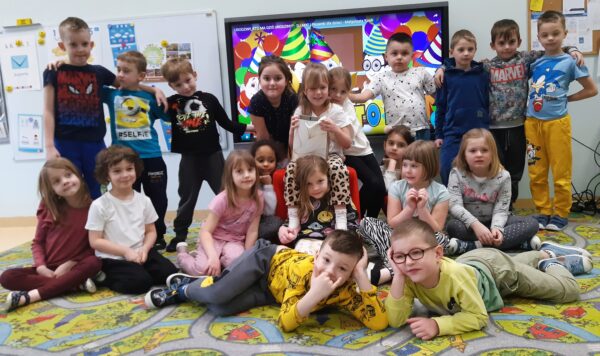 Pamiątkowe zdjęcie Karolci z grupą Misiów.