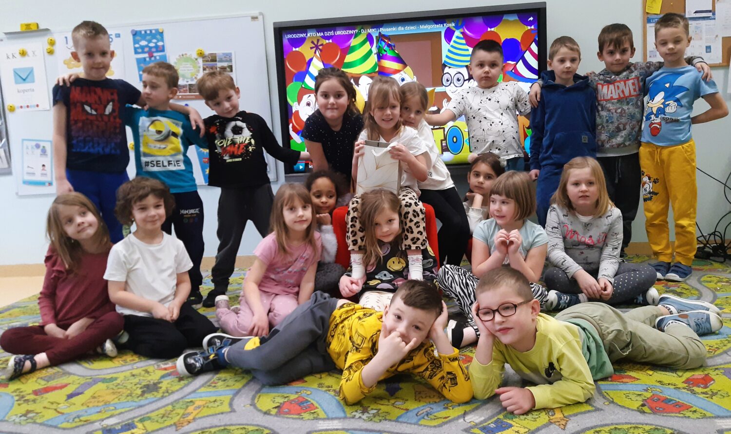 Pamiątkowe zdjęcie Karolci z grupą Misiów.