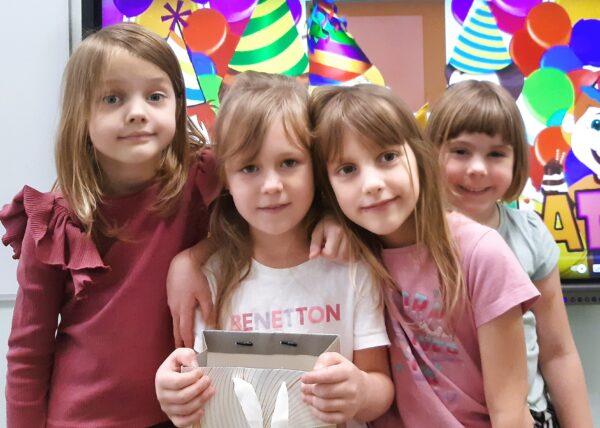 Pamiątkowe zdjęcie Karolci z Mają, Alunią i Gabrysią.