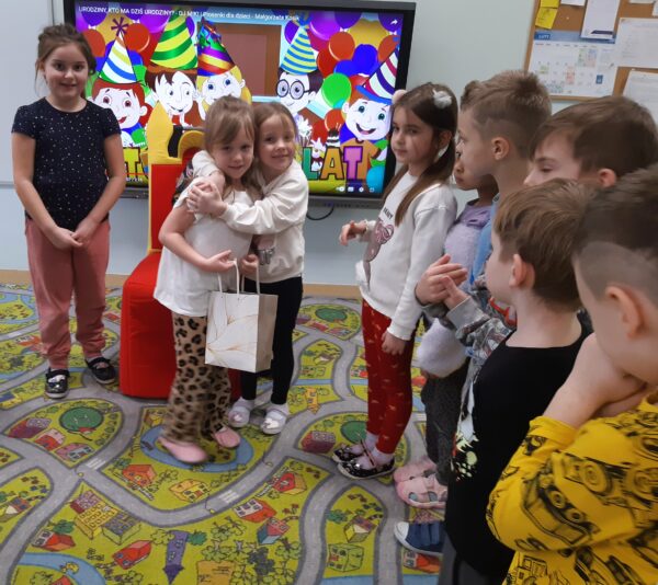 Misie składają Karolince urodzinowe życzenia.