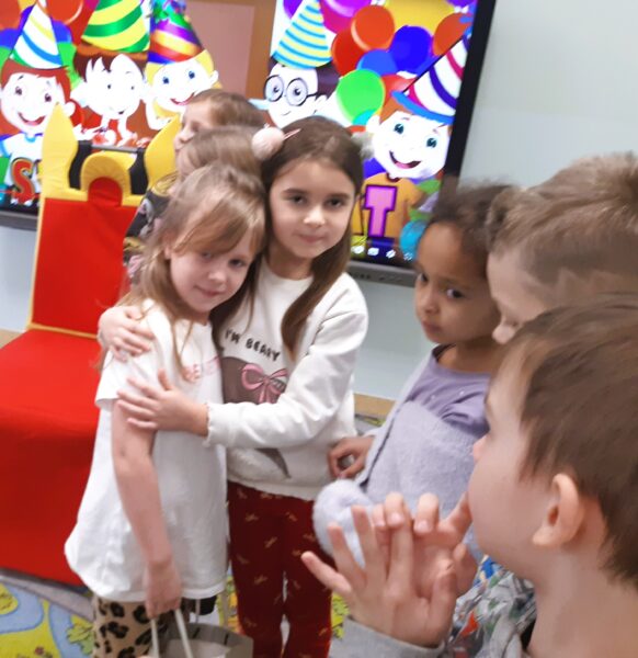 Misie składają Karolince urodzinowe życzenia.