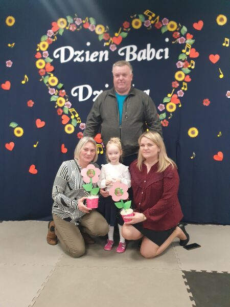 Karolinka z dziadkami