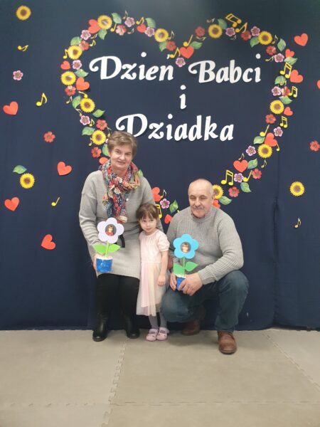 Weronika z dziadkami