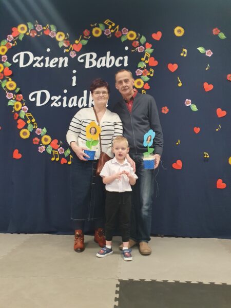 Adaś z dziadkami
