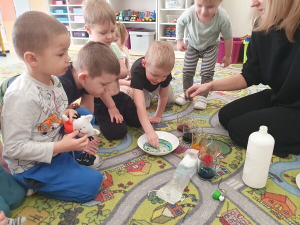 Motylki bawią się kolorami